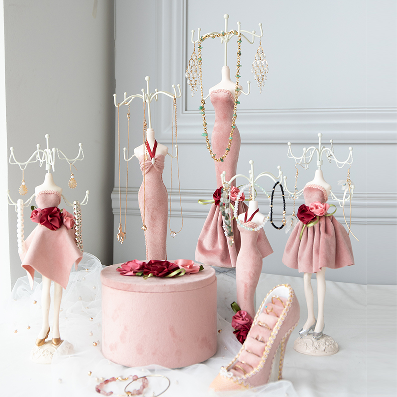 樹脂ジュエリー人形、フランネルボックスジュエリーボックス、ハイヒールリングホールドを含むファッションピンクシリーズジュエリーディスプレイスタンドセット